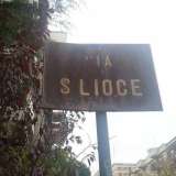Un cartello pi� antico posto ad angolo con viale Kennedy indica via S. Lioce, dove la S puntata sta per "Santo"